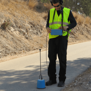 איתור תקלה בכבל חשמל באדמה על ידי מכשיר שמיעה